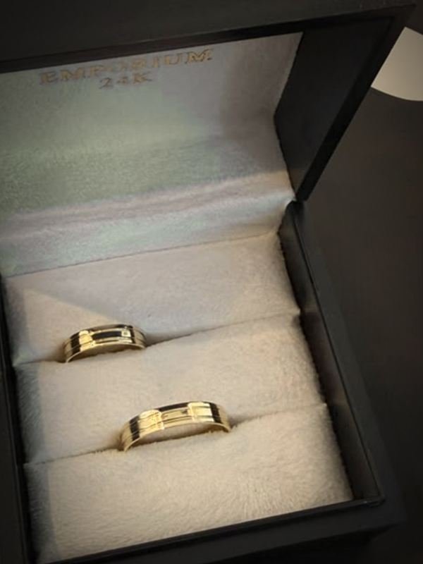 Par de alianças de ouro 18k com frisos no estojo Emporium24k, modelo Celeste