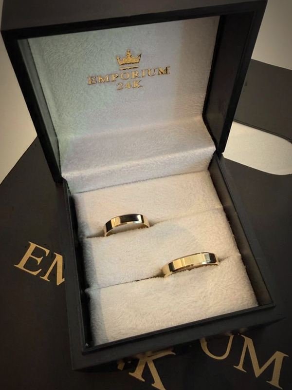 Alianças de ouro 18k retas e polidas no estojo Emporium24k, modelo Horizon
