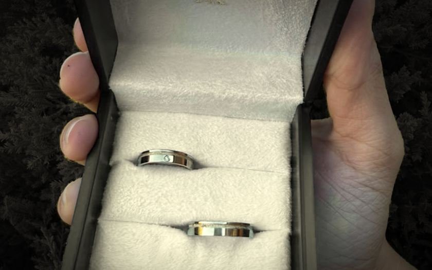 Par de alianças de ouro 18k, uma delas com pedra, no estojo Emporium24k